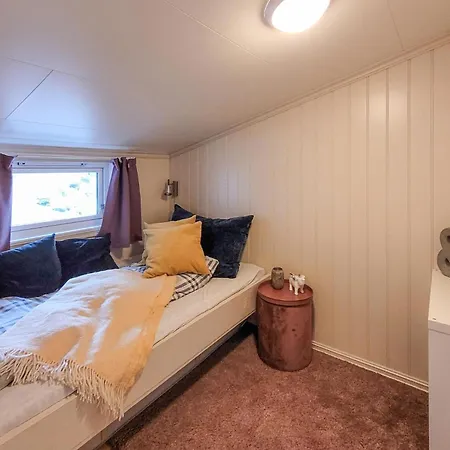 Dom wakacyjny 4 Bedroom Lovely In